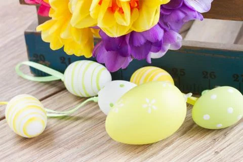 Easter eggs and posy  of spring flowers on wooden table Stock Photos