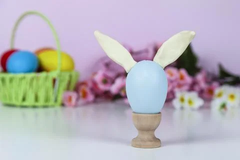 Easter eggs and spring blooming flowers Stock Photos