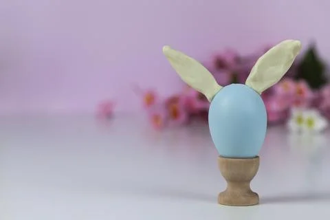 Easter eggs and spring blooming flowers Stock Photos