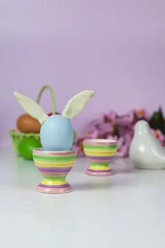Easter eggs and spring blooming flowers Foto stock