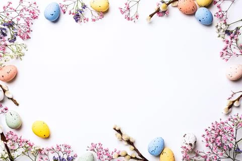Easter eggs and spring flowers Stock-Fotos