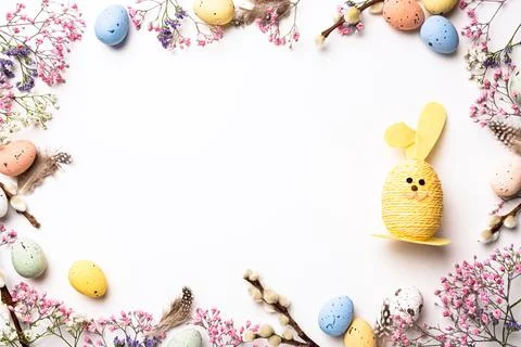 Easter eggs and spring flowers Stock-Fotos