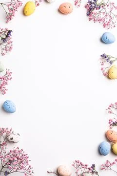 Easter eggs and spring flowers Stock-Fotos