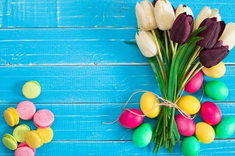 Easter eggs and tulips on blue wooden planks Easter eggs and tulips on blu... 스톡 사진