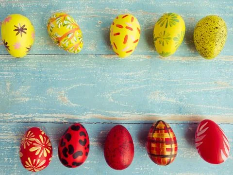 Easter eggs are arranged in two rows Foto stock