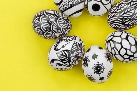 Easter eggs are painted black and white, abstraction, laid out in a circle. Foto stock