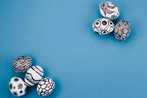 Easter eggs are painted in black and white lie in the corners diagonally. Foto stock