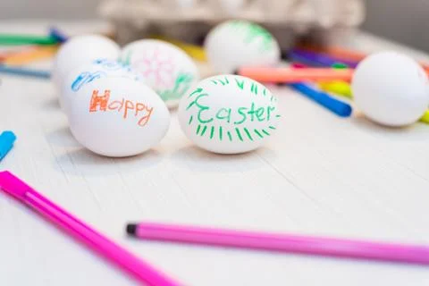 Easter eggs are on the table with colored felt-tip pens. Foto stock
