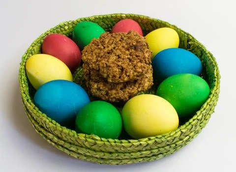Easter eggs in a basket and nut cookies Stock-Fotos