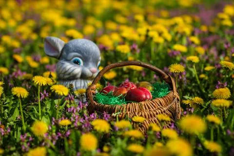 Easter eggs in basket and rabbit Foto stock