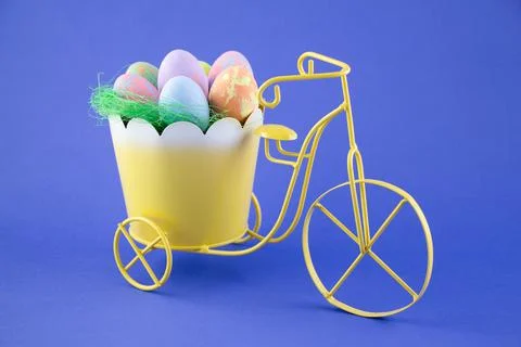 Easter eggs in a basket on a blue background. Foto stock