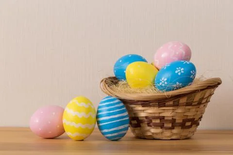 Easter eggs in the basket. Easter holiday concept. Foto stock