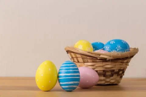 Easter eggs in the basket. Easter holiday concept. Foto stock