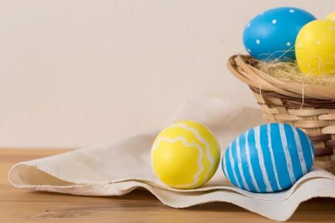 Easter eggs in the basket. Easter holiday concept. Foto stock