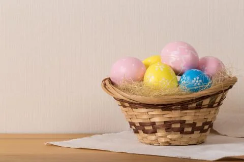 Easter eggs in the basket. Easter holiday concept. Foto stock