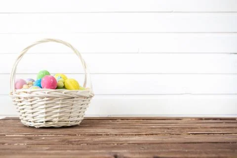 Easter eggs in the basket. Easter holiday concept. 스톡 사진