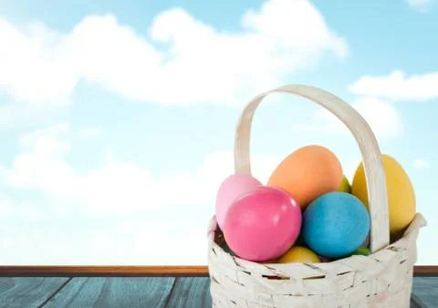 Easter eggs in basket in front of blue sky Foto stock