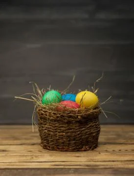 Easter eggs in a basket with hay Foto stock