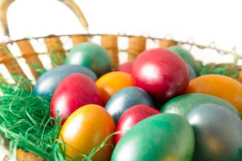 Easter eggs in basket 库存照片