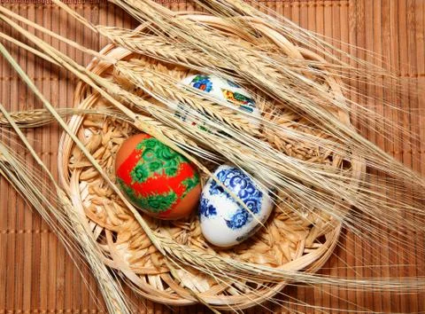 Easter eggs in the basket. Foto stock