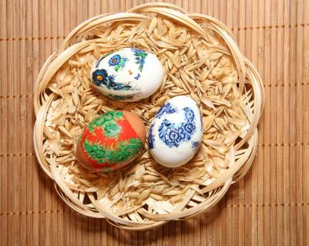 Easter eggs in the basket. Foto stock
