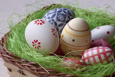 Easter eggs in a basket Foto stock