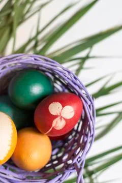 Easter eggs in a basket 库存照片