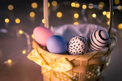 Easter eggs in a basket Stock-Fotos