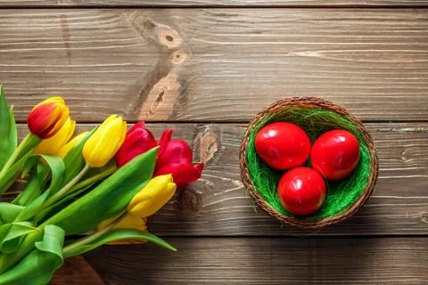 Easter eggs in the basket. Foto stock