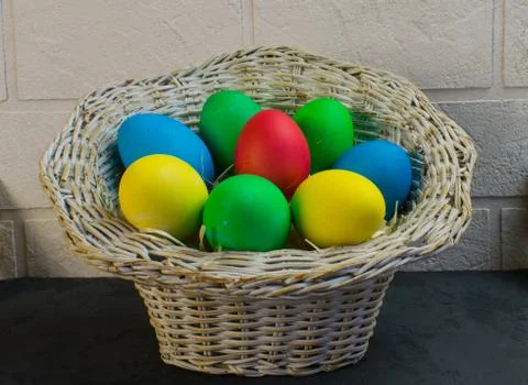Easter eggs in a basket Stock-Fotos
