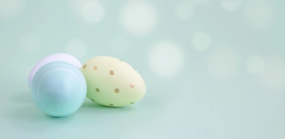 Easter eggs on a blue background, front view. Copy space. Fotos de archivo