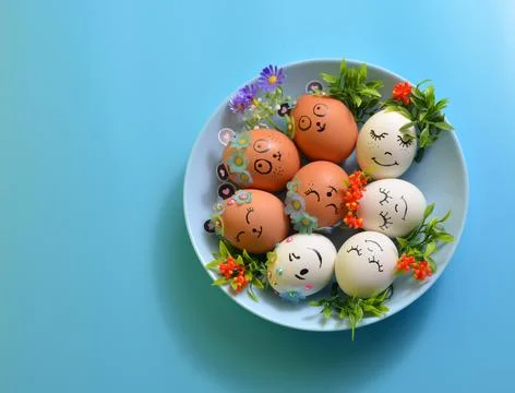 Easter eggs on a blue plate. Easter. Foto stock