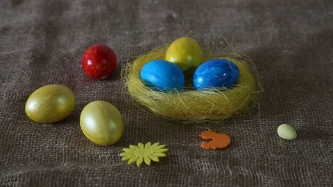 Easter eggs on burlap background Stock-Footage 87644155