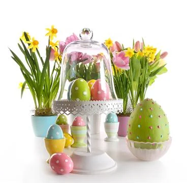 Easter eggs on cake stand with spring flowers Stockfoto's