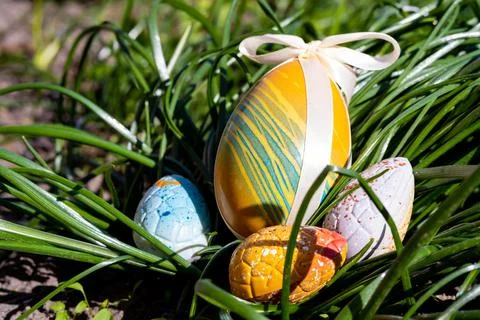 Easter eggs with chocolate with a surprise inside Foto stock