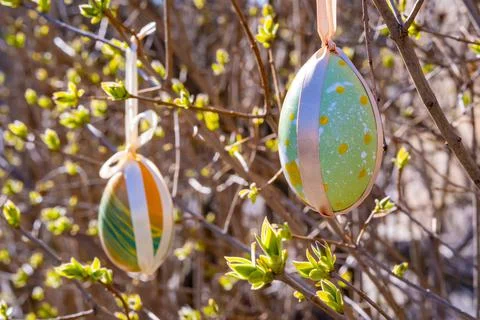 Easter eggs with chocolate with a surprise inside Foto stock