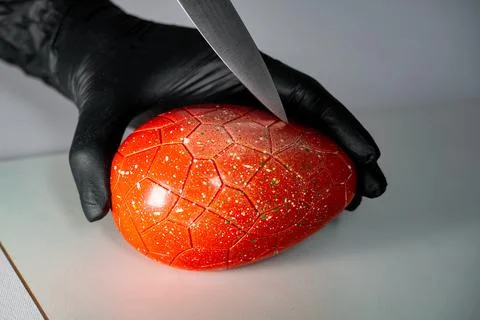 Easter eggs with chocolate with a surprise inside Stock-Fotos