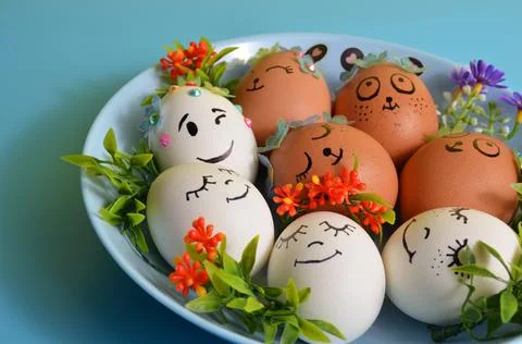 Easter eggs close-up on a blue plate. Easter. Foto stock