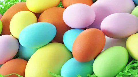 EASTER EGGS IN CLOSE UP TRACKING SHOT OVERHEAD Vidéo 62233028