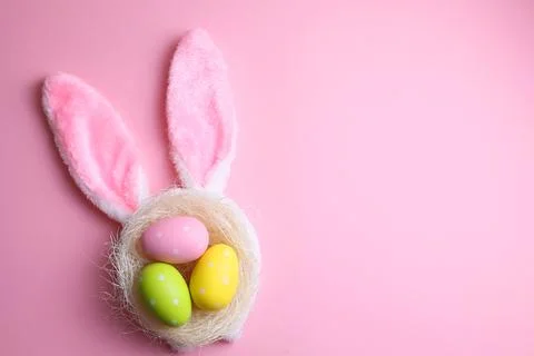 Easter eggs on a colored background, festive background Foto stock
