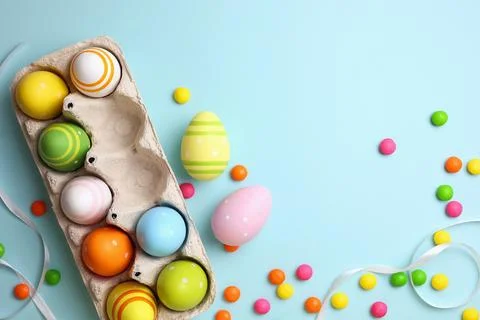 Easter eggs on a colored background, festive background Foto stock