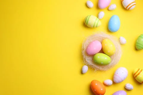 Easter eggs on a colored background, festive background Foto stock