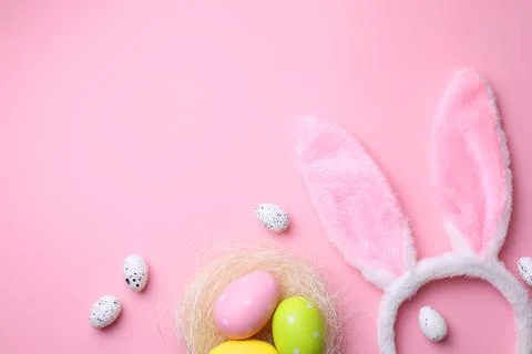 Easter eggs on a colored background, festive background Foto stock
