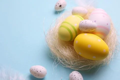Easter eggs on a colored background, festive background Foto stock