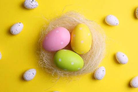 Easter eggs on a colored background, festive background Foto stock