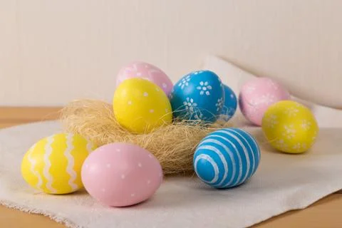 Easter eggs with colored eggs in nest Foto stock