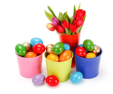 Easter eggs in colored tin buckets Foto stock