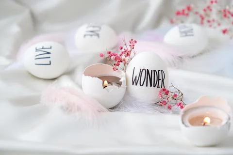 Easter eggs Composition. Easter message, Words drawn with pen. High Angle Vie Foto stock