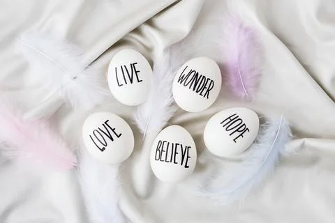 Easter eggs Composition. Easter message, Words drawn with pen. High Angle Vie Foto stock