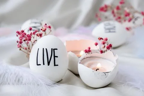 Easter eggs Composition. Easter message, Words drawn with pen. High Angle Vie Foto stock